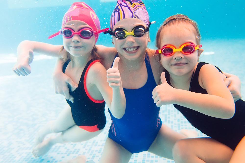 underwater-photo-young-friends-swimming-pool