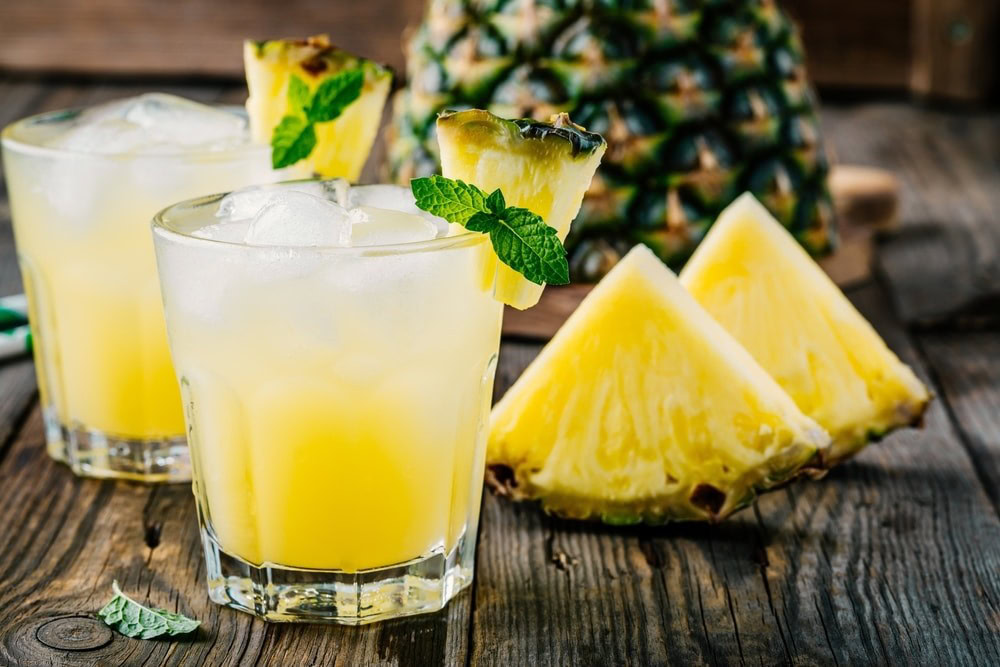 Suco de maçã com abacaxi e hortelã Suco de maçã com abacaxi e hortelã