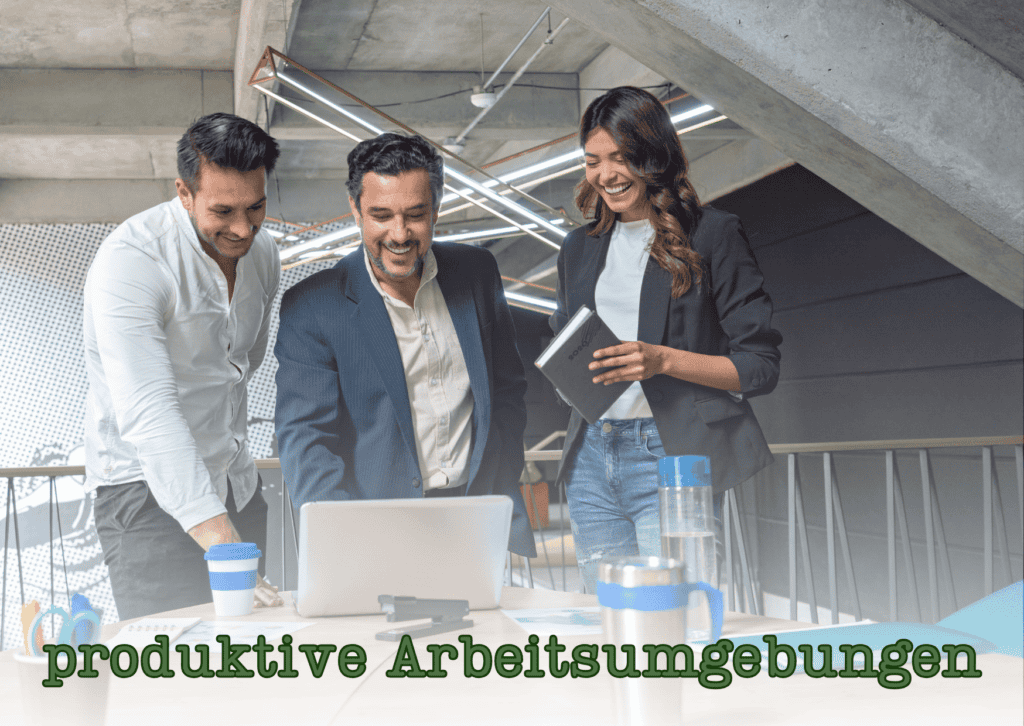 Drei Kollegen am Laptop, mit Kommunikation die Beziehung stärken Drei Kollegen arbeiten gemeinsam am Laptop, um durch klare Kommunikation und Vertrauen Beziehung stärken.