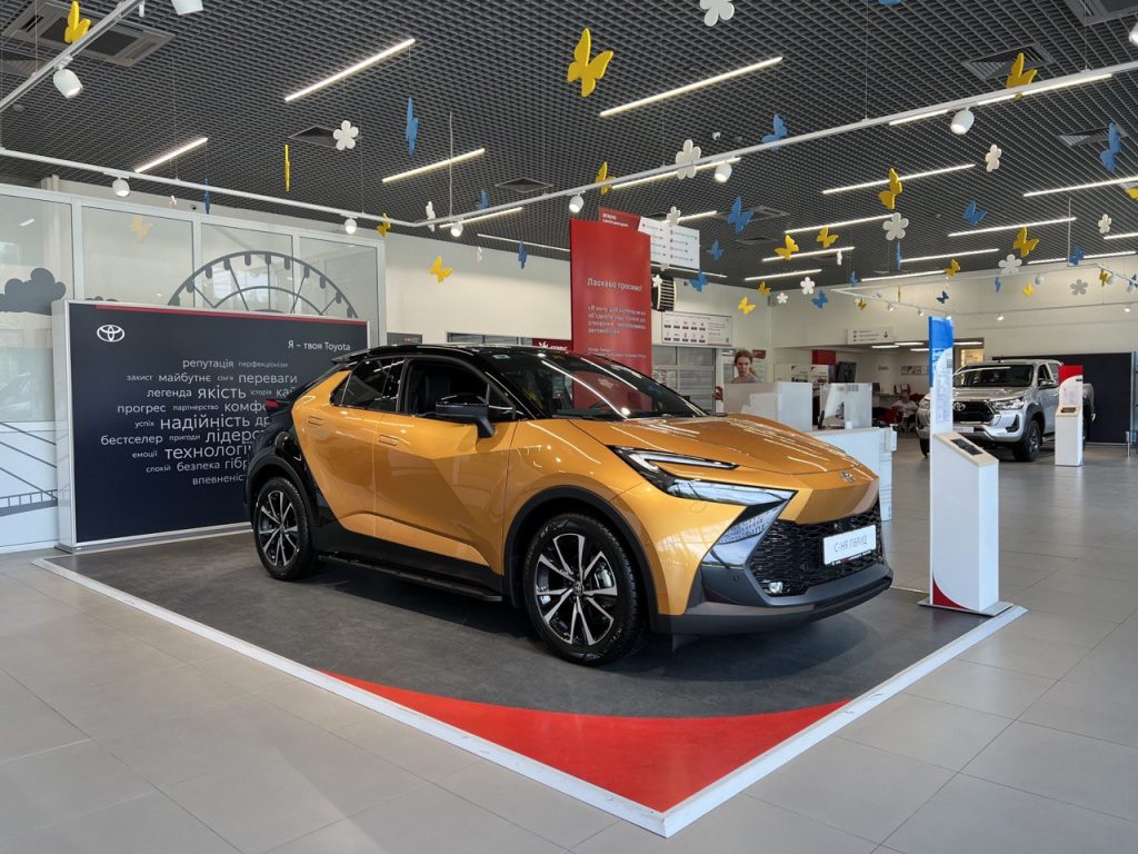 Новий Toyota C-HR Гібрид Premium - золотий з чорним дахом (2YT)