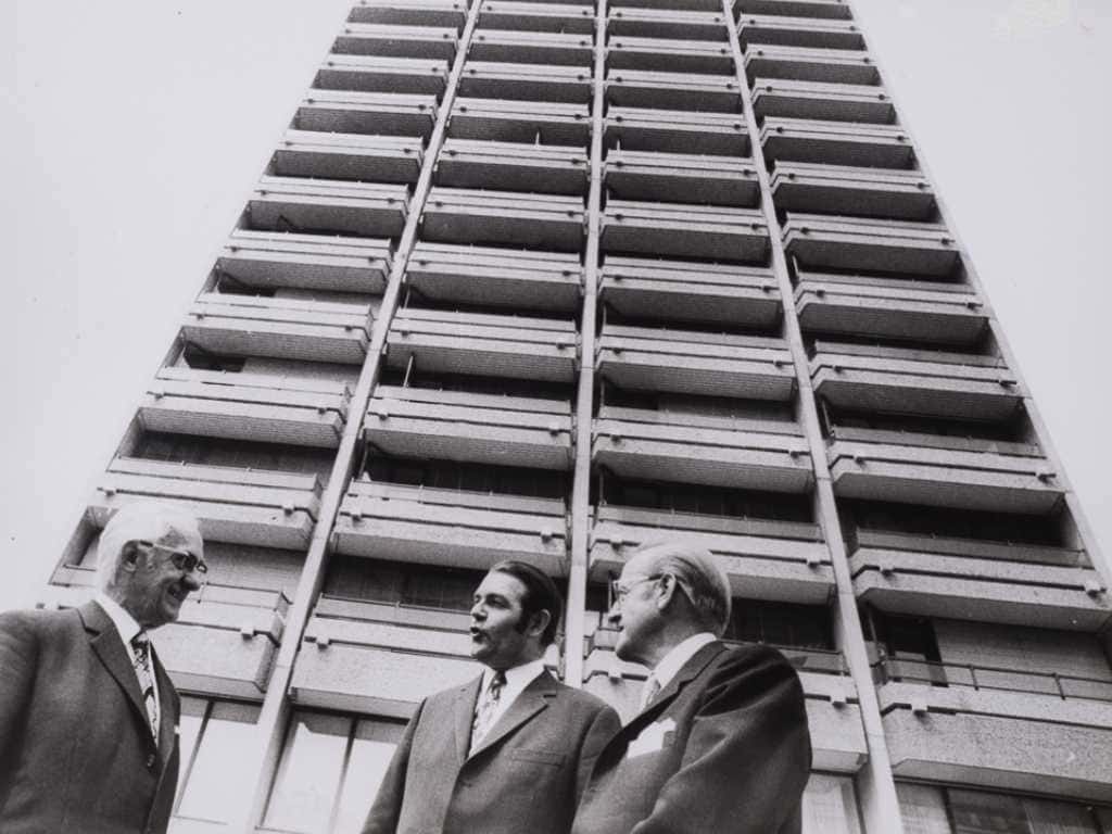 Hieronymus Schmitz with the mayor and another person in front of the "Hofgarten" skyscraper in Düsseldorf