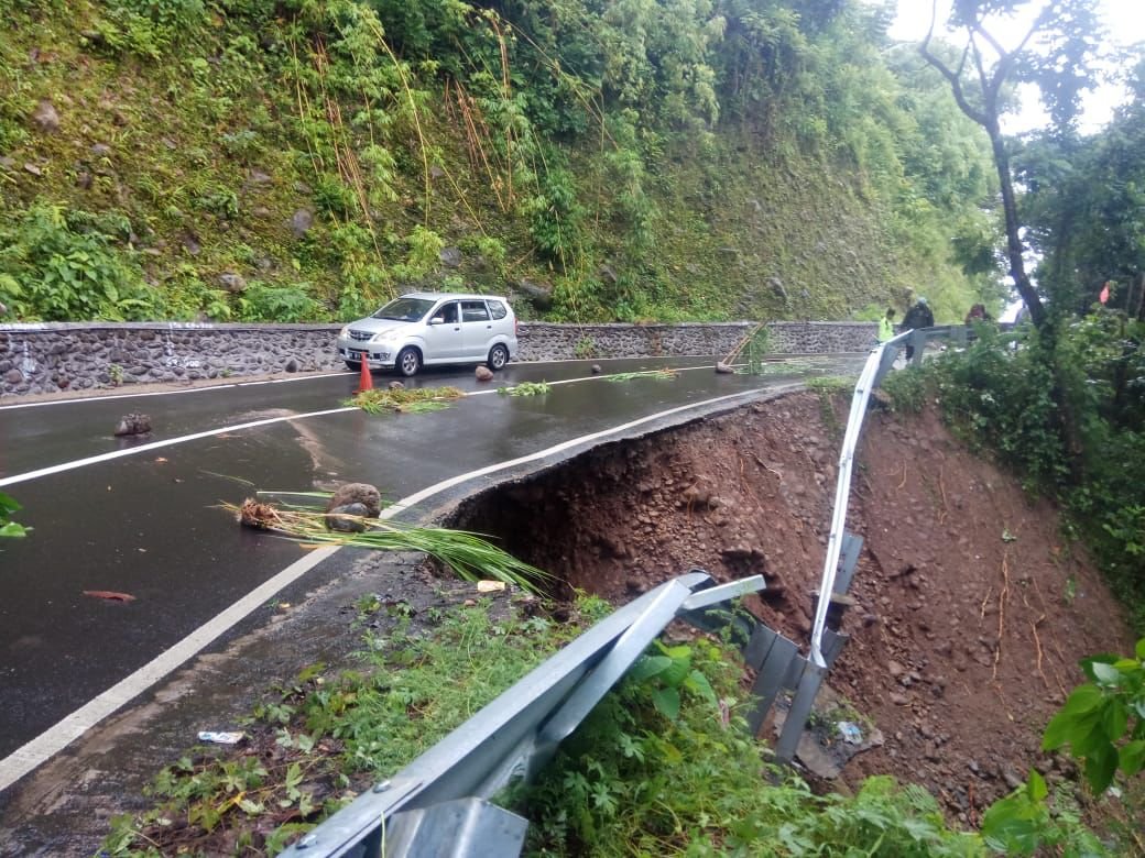 Ada Tanah Longsor Polisi