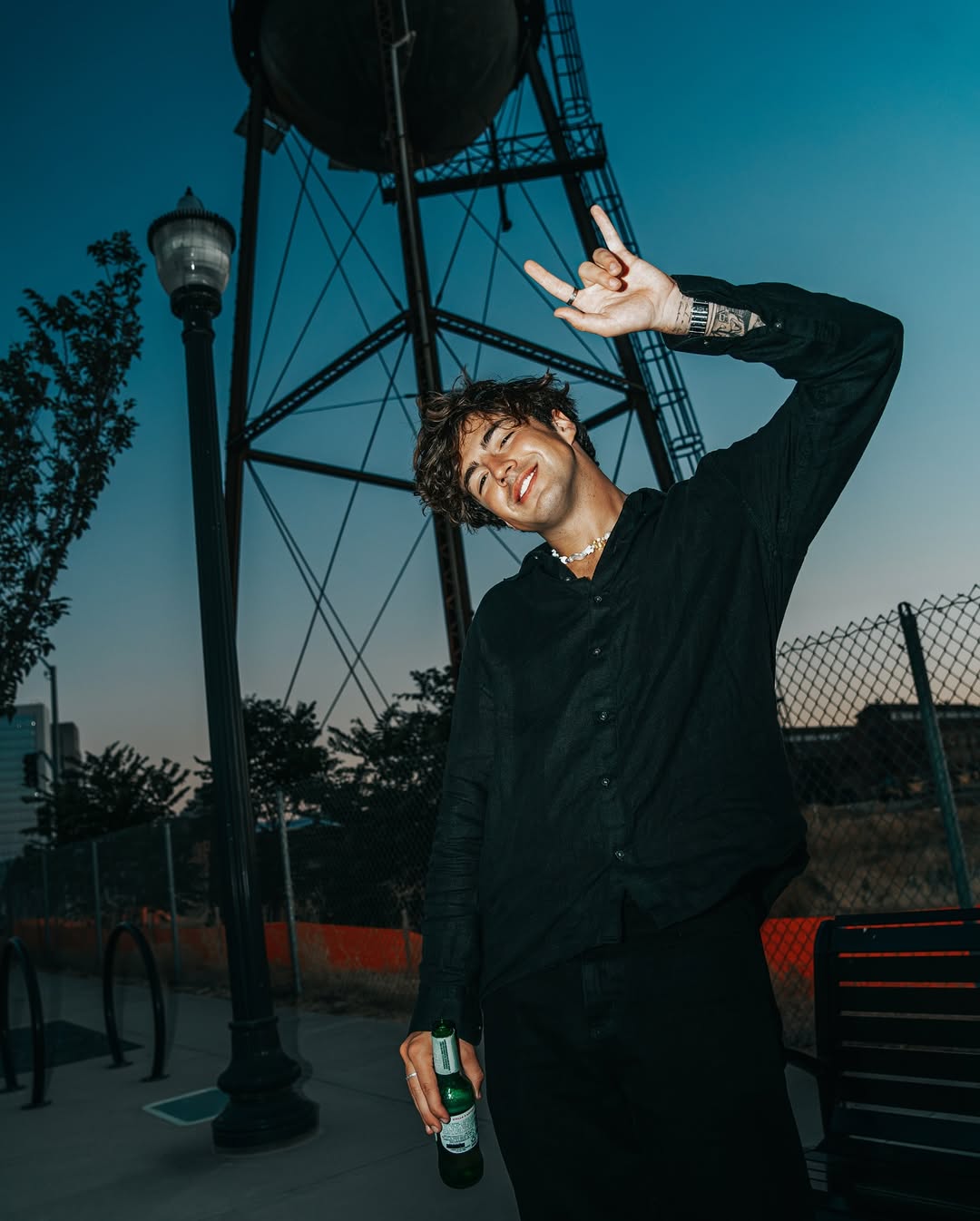 Petit Biscuit, Surf Mesa et JP Saxe s'unissent sur 'Without You'"