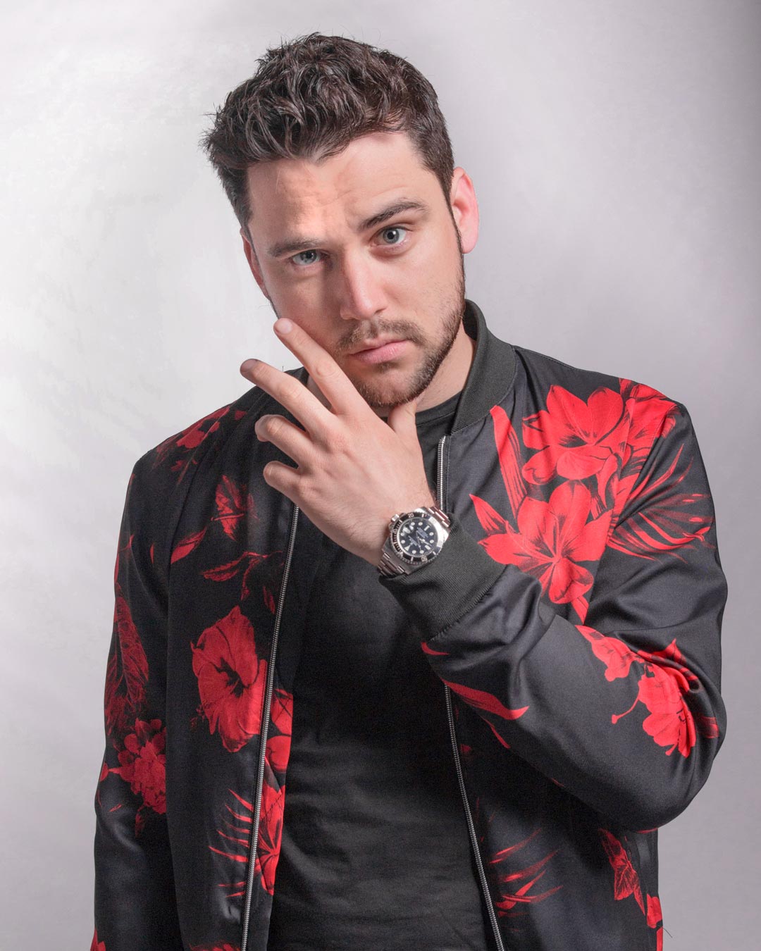 Adrien Toma donne une version acoustique de son dernier titre "Close My Eyes"