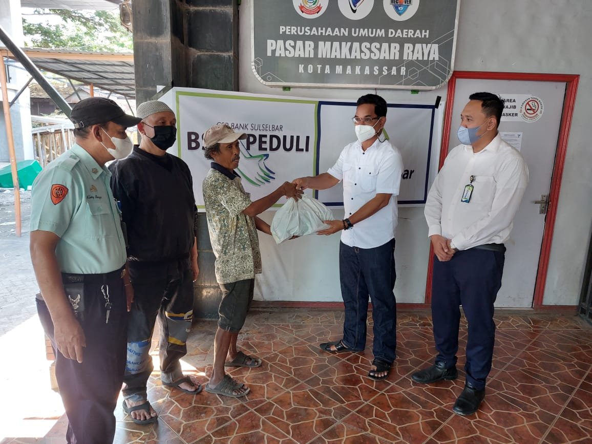 Bank Sulselbar Program CSR Bagi 125 Paket Sembako ke PD Pasar