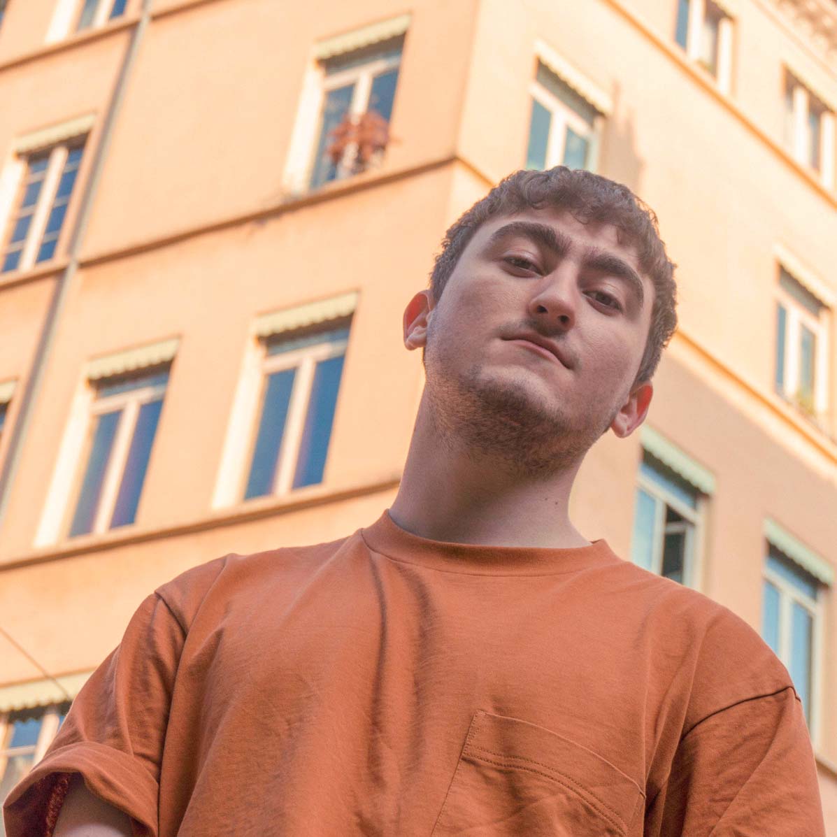 Alex Keeper et le chanteur Matthew Abapo collaborent sur "Falling In Love"