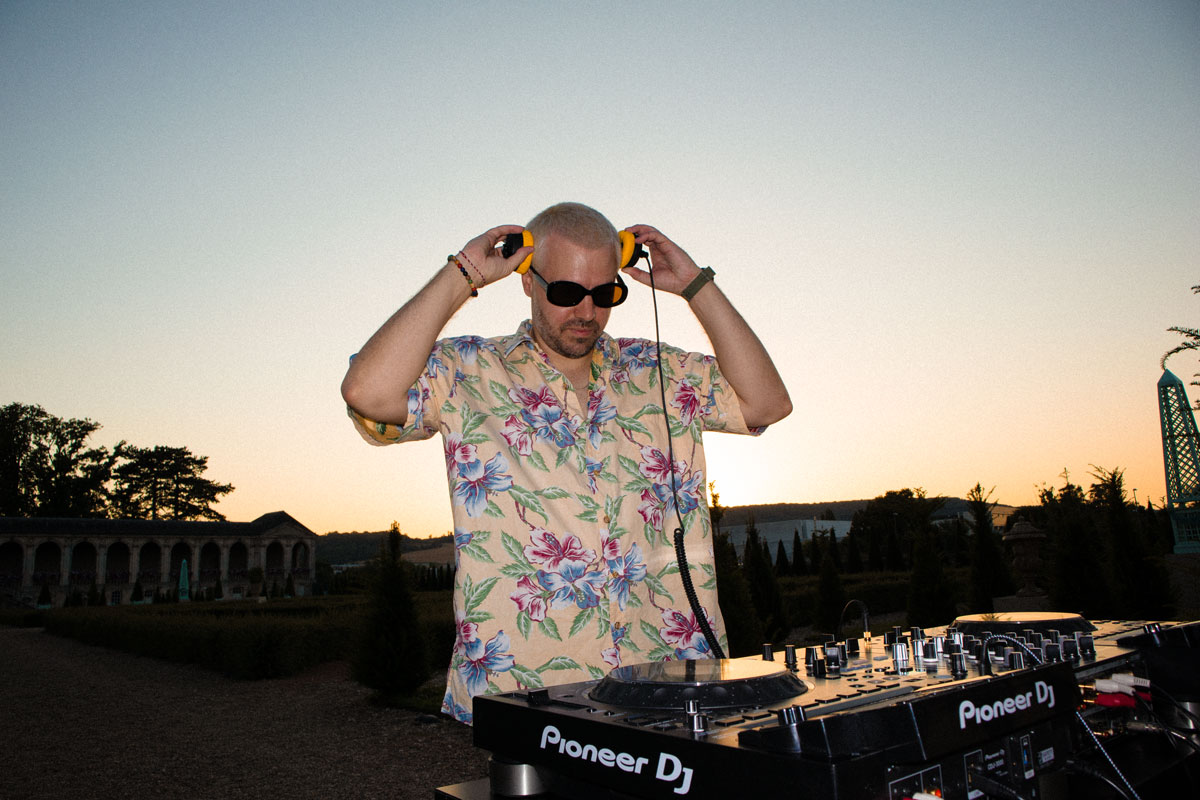 De ses remixes viraux à « Coffee On Ibiza » : Mathieu Koss continue d'alimenter la scène Tropical House