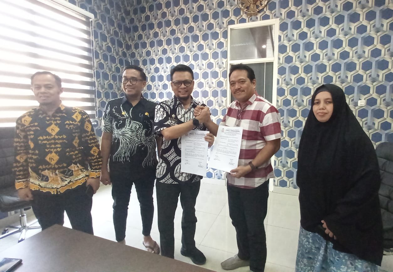 Kepala Dinas Perdagangan Melakukan Penandatangan Serah Terima Revitalisasi Pasar Cendrawasih