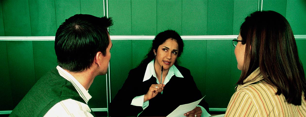 Married couple talking with best therapist to avoid divorce