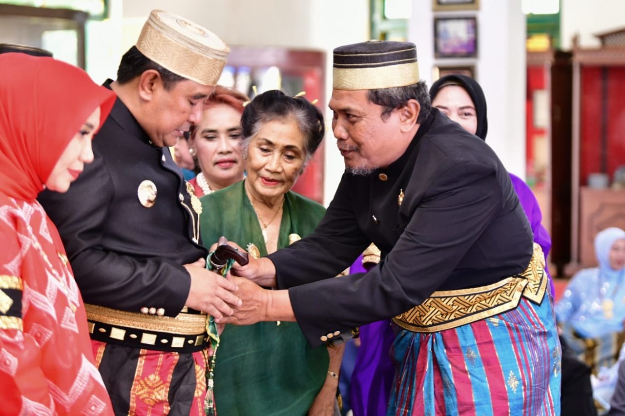 Silaturahmi ke Kedatuan Luwu, Bahtiar Baharuddin Dihadiahi Keris Sapukala 