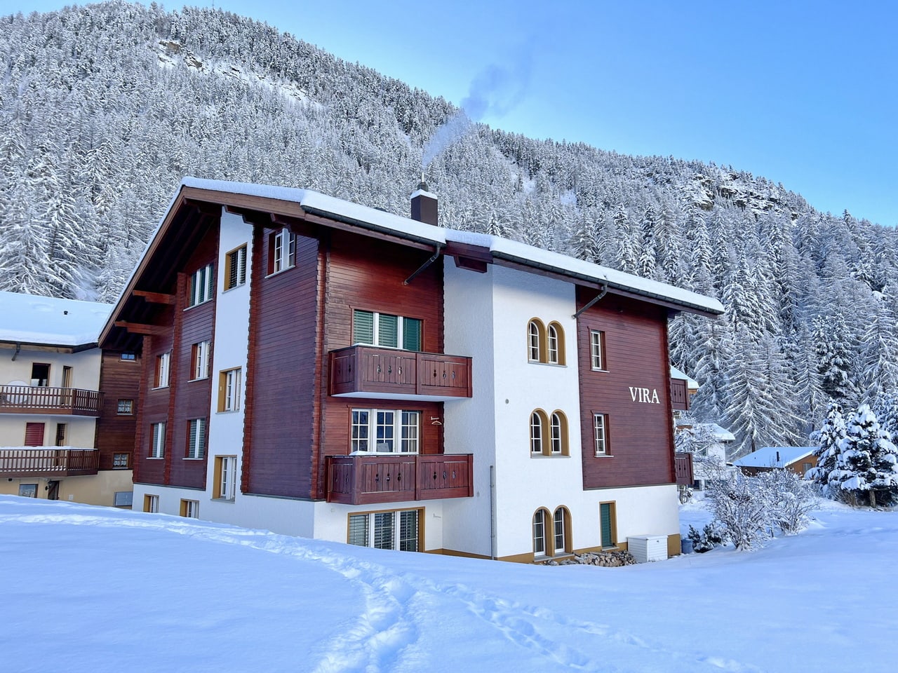 Haus Vira im Schnee