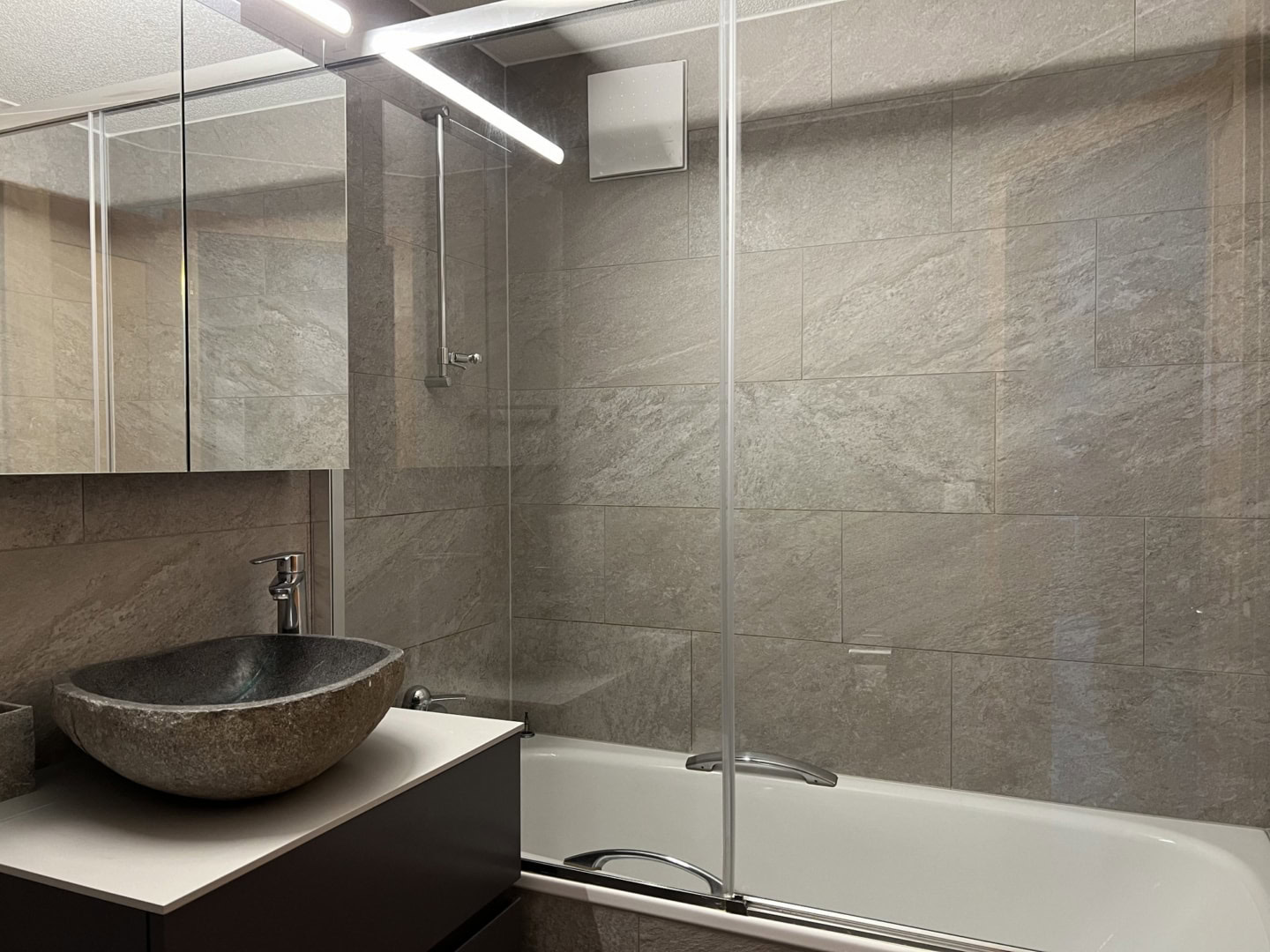 Badezimmer mit Steinbecken und Badewanne Haus Vira
