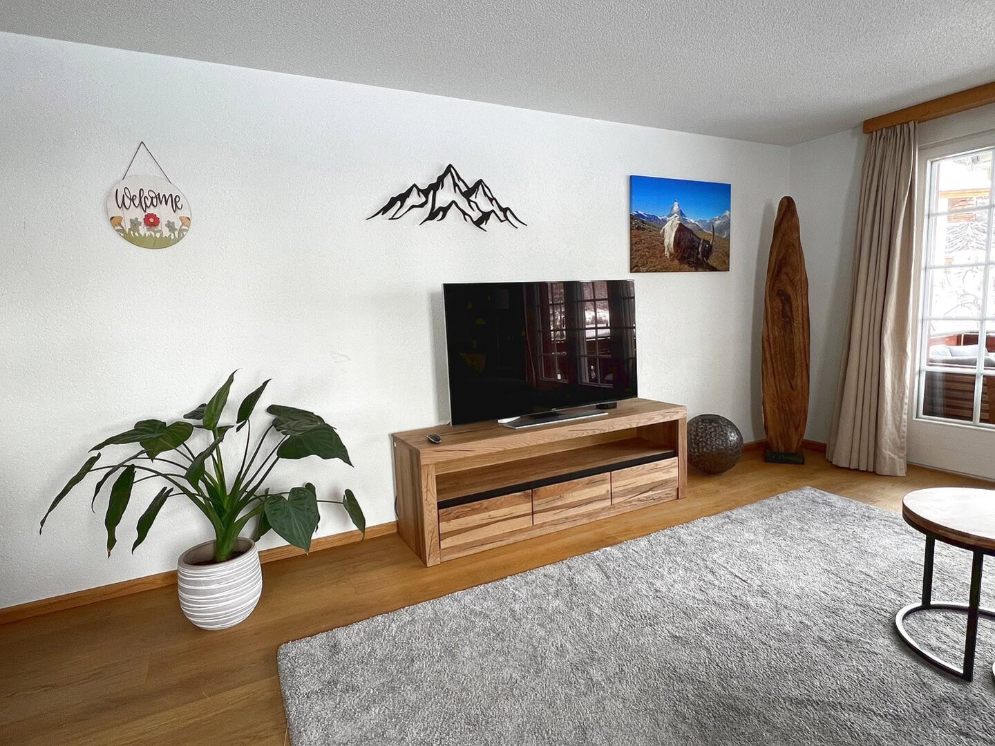 2 Zimmer Apartment TV Kommode