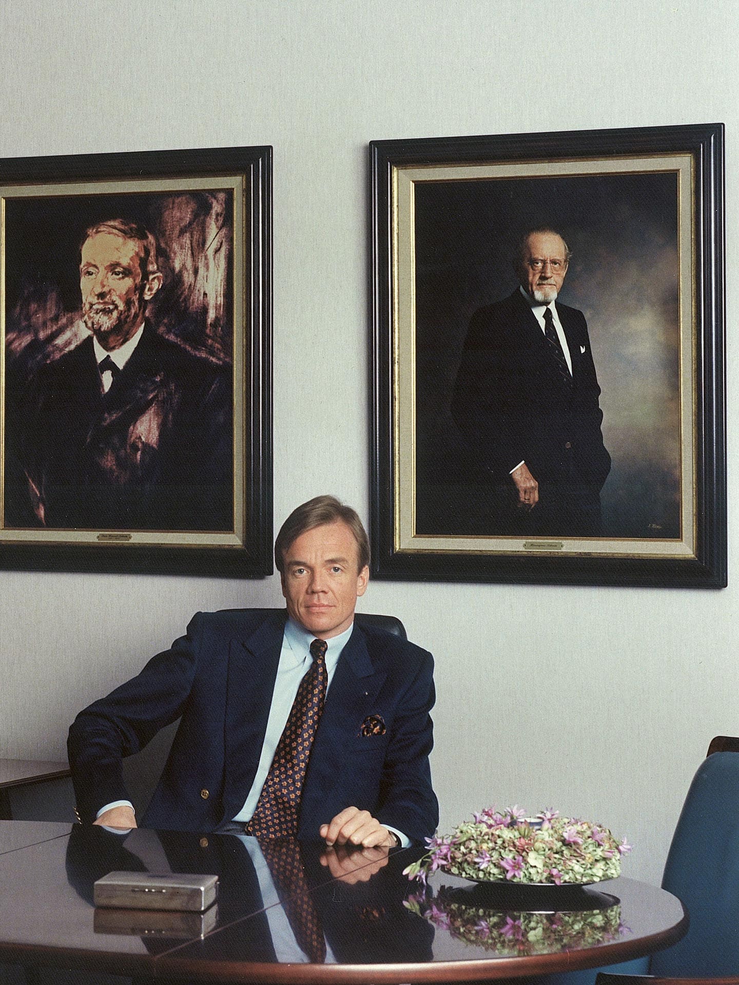 Ralf Schmitz in front of the portraits of Peter Heinrich and Hieronymus Schmitz