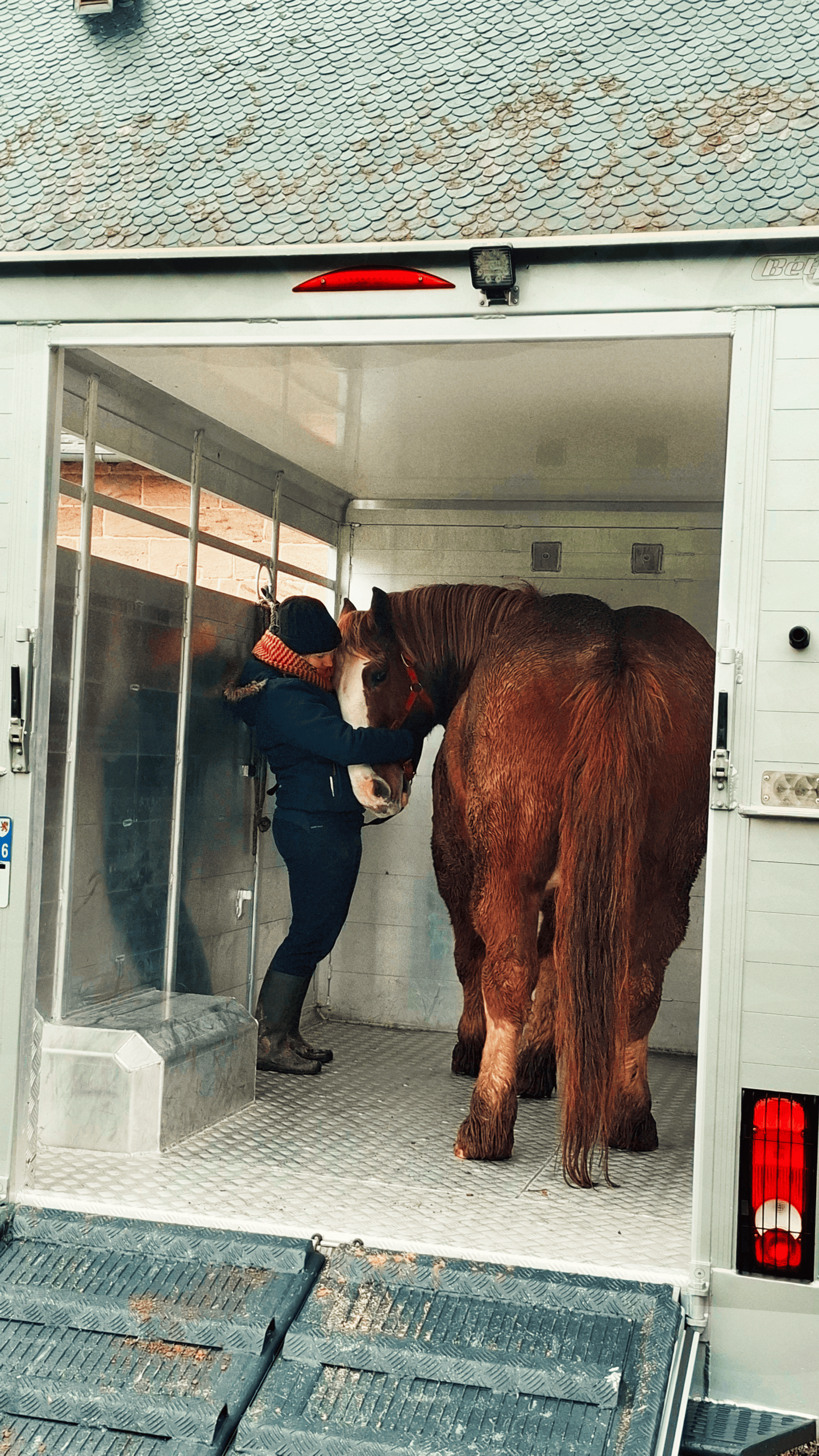 Océane et sa gardienne Émilie, animatrice en médiation équine