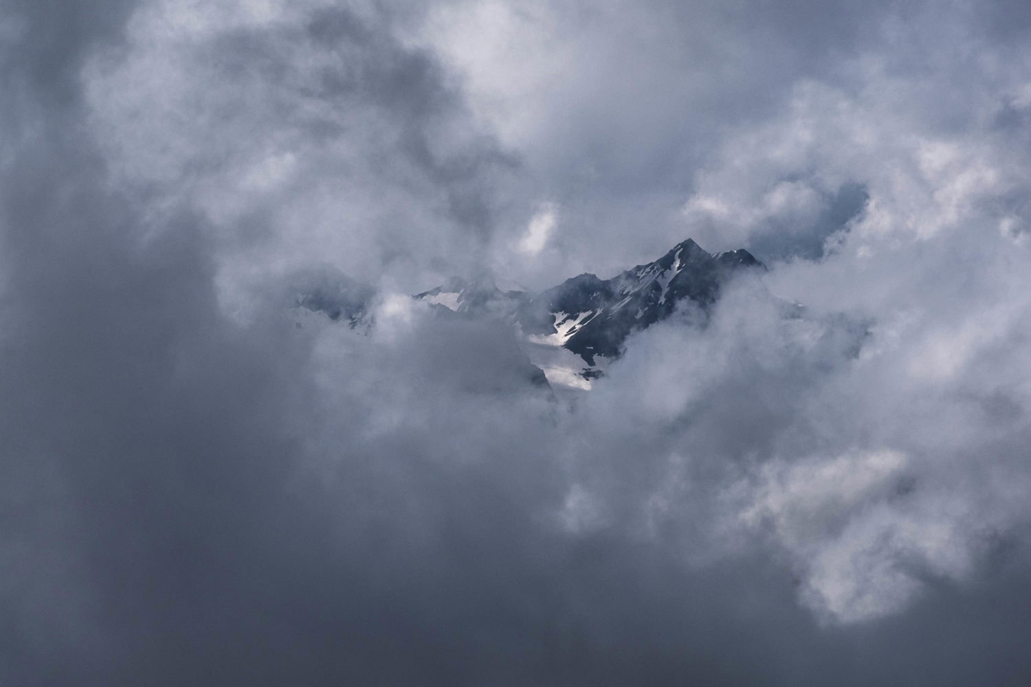 Bergspitzen blitzen durch die Wolkendecke