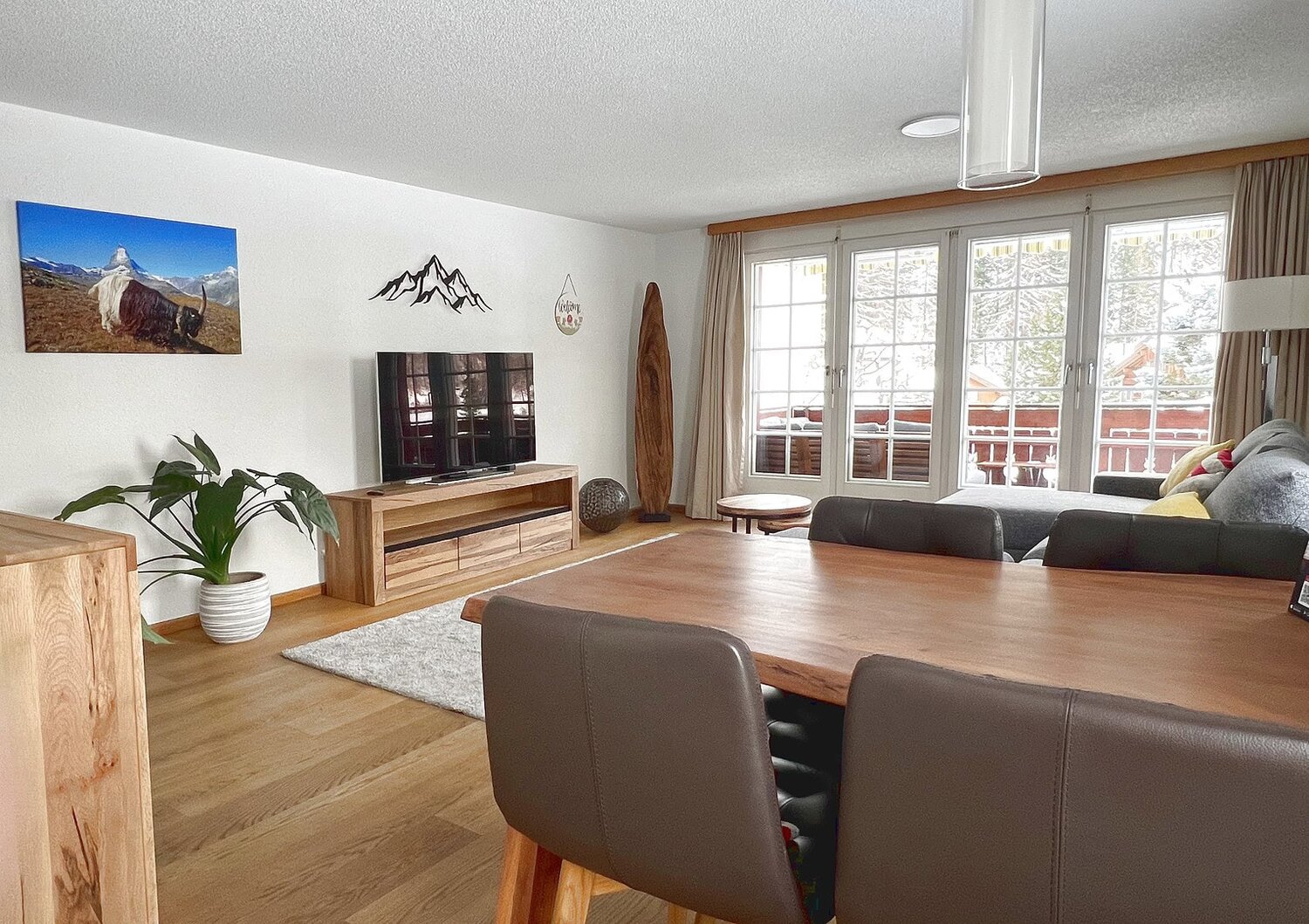 2 Zimmer Apartment Esstisch mit Wonzimmer