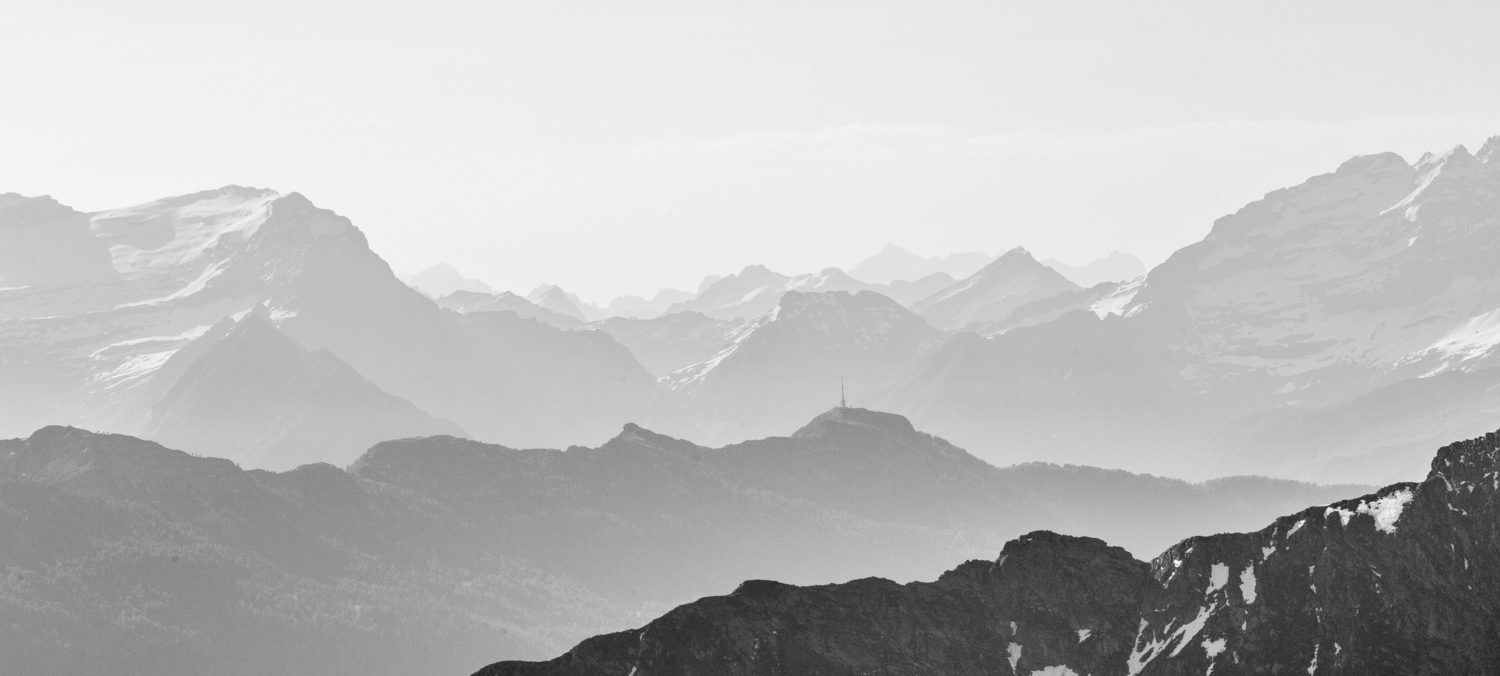 Schwarz-Weiß-Aufnahme des Ausblick vom Passo di Leit auf die umliegenden Gipfel