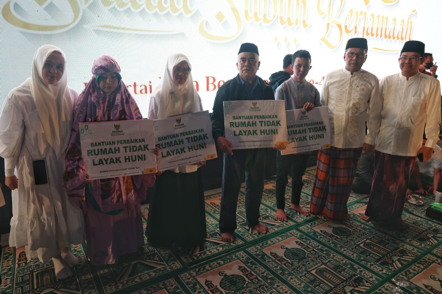 Empat Warga Makassar Terima