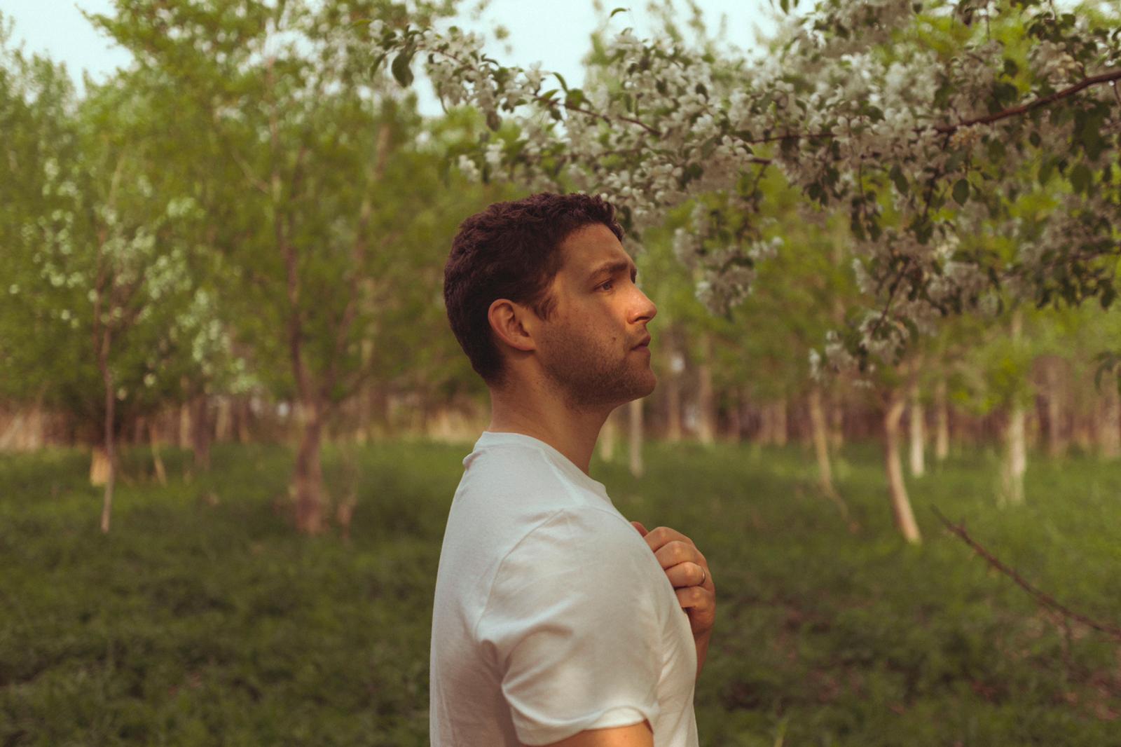Ourson affine encore un peu plus sa vision artistique avec "Hideaway"
