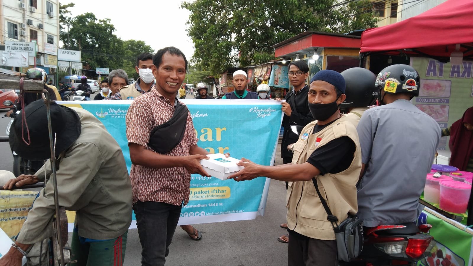 Sinergi MWC dan DPC Wahdah Islamiyah Mariso Tebar Ifthar