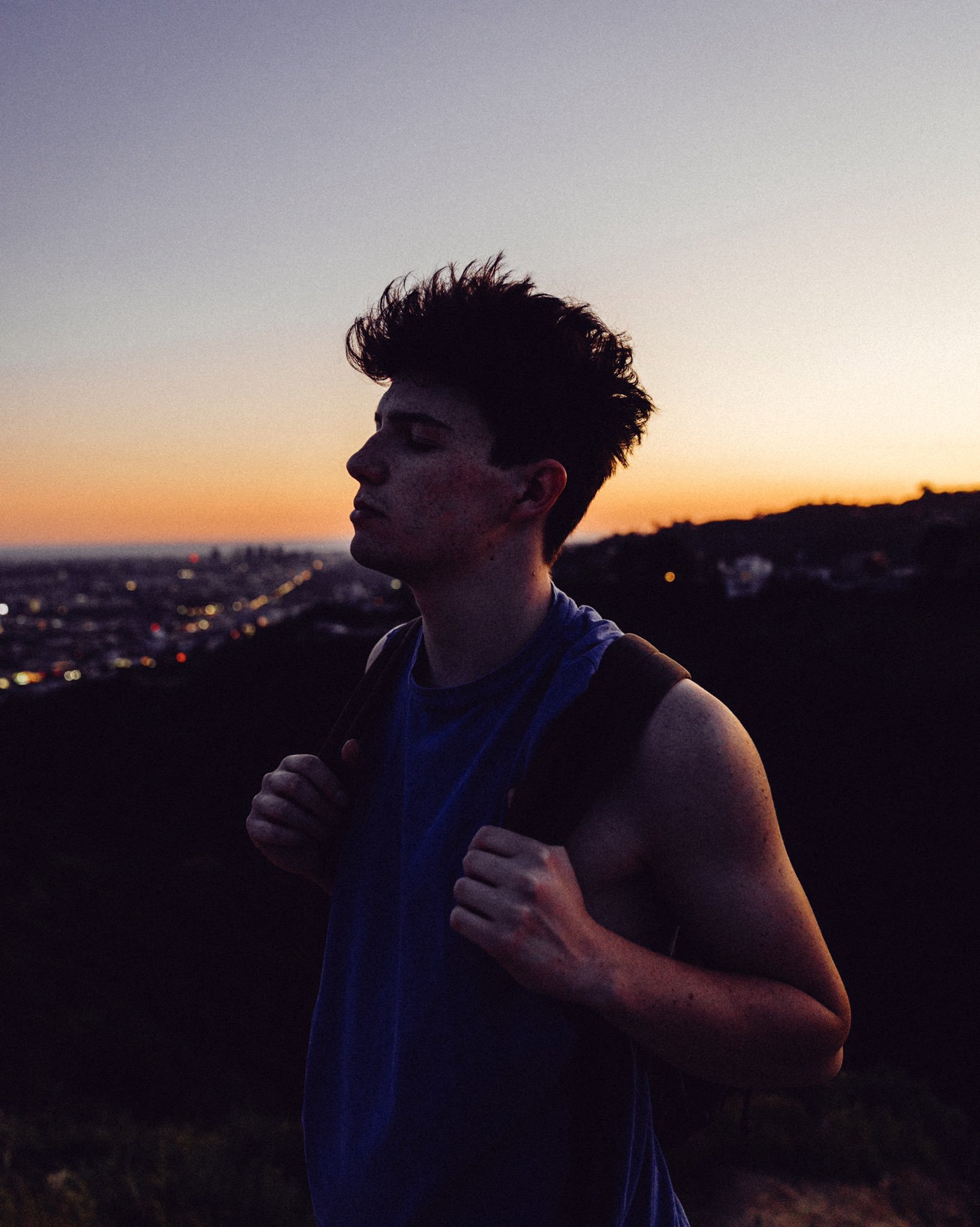 Petit Biscuit s’approprie “Rushing Back” de Flume et Vera Blue