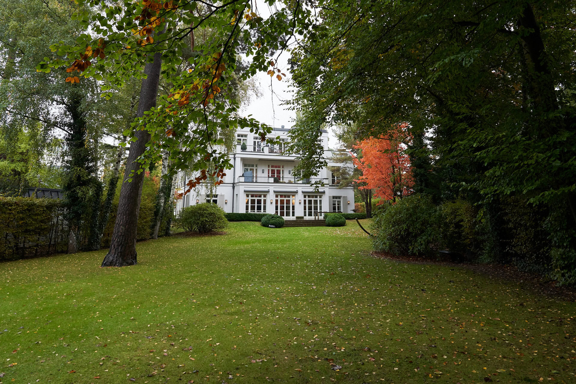 Rückwärtig, nach Südwesten hin, liegt die großzügige und nicht einsehbare Terrasse, von der aus man das tiefe, inzwischen schön eingewachsene Gartengrundstück überblickt. ein Vorgarten schirmt zusätzlich ab.
