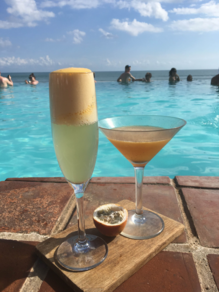 un de nos verres (enfin deux, du coup) bu dans la piscine.