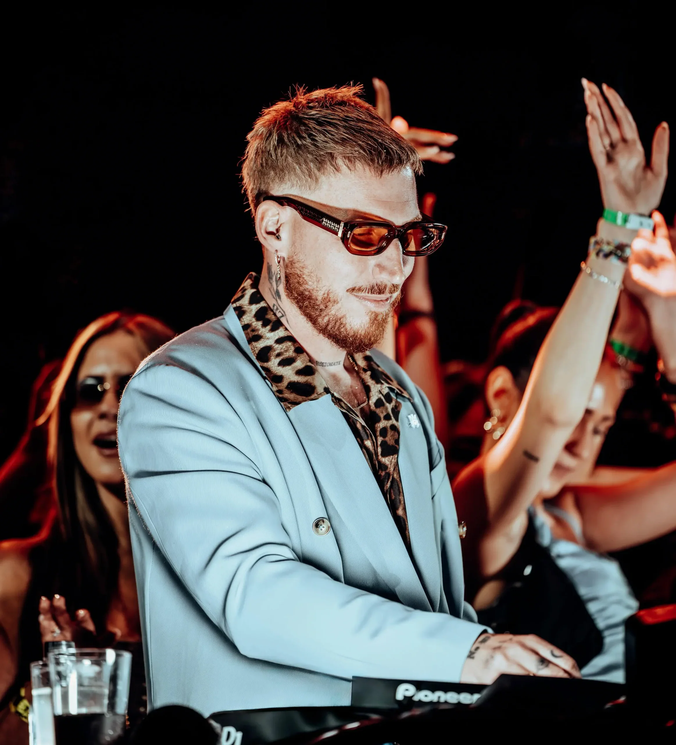 Quelques milliards de streams plus tard, HUGEL présente son tout premier album