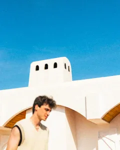 Henri PFR prépare notre été avec « Sola » en featuring avec Dr. Chaii