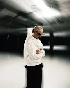 Avec god, give me a place, Holseek réaffirme sa vision