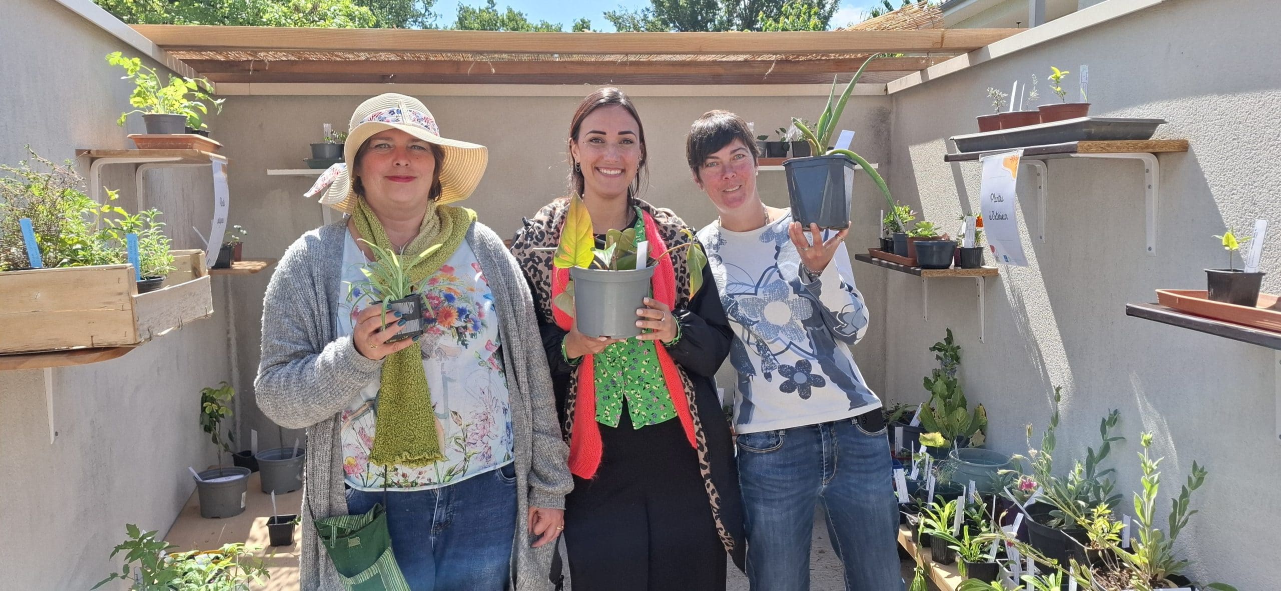 Dans la bouturothèque fraîchement ouverte, deux résidentes investies, Laureline et Morgane, entourent la coordinatrice, Christelle Boudou.Dans la bouturothèque fraîchement ouverte, deux résidentes investies, Laureline et Morgane, entourent la coordinatrice, Christelle Boudou. DDM - A.L.