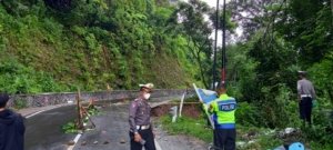 Resor Gowa Pasang Spanduk Dan Barier Di Lokasi Longsor