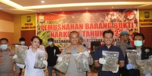 Satuan Narkoba Polrestabes Makassar Musnahkan Barang Bukti 3 Kg Ganja
