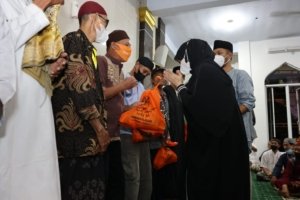Usai Shalat Subuh Berjamaah, Fatma Distribusikan 550 Paket Sembako