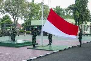 Pimpin Upacara Bendera Mingguan