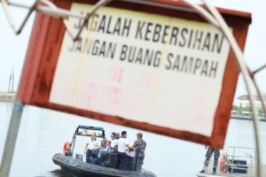 Bersih-Bersih Pantai Jelang MNEK, Walikota Makassar Naik Speedboat Sisir Laut Losari