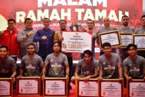 Rp1 Miliar Bonus Untuk PSM Makassar Diserahkan Gubernur Sulsel, Selamat Yah! 