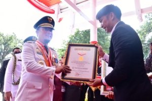 Galakkan Sulsel Anti Mager, Gubernur Sulsel Terima Penghargaan Museum Rekor MURI