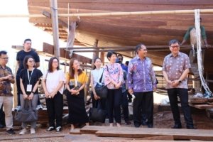 Wali Kota Makassar Perlihatkan Pembuatan Kapal Pinisi ke Senior Management Programme Singapore