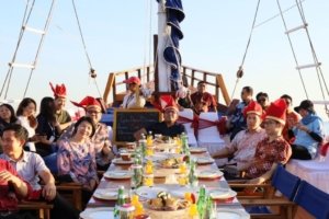 Wali Kota Makassar Bangun Keakraban dengan Pejabat Singapura di Atas Kapal Pinisi