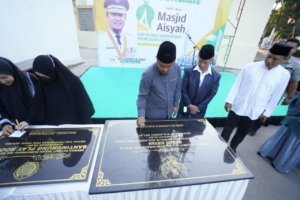 Gubernur Sulsel, Resmikan Masjid Aisyah Rujab Gubernuran