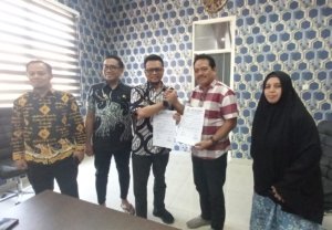 Kepala Dinas Perdagangan Melakukan Penandatangan Serah Terima Revitalisasi Pasar Cendrawasih