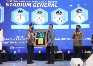 Wali Kota Makassar Terima Penghargaan Kartika Pamong Praja Muda Dari IPDN