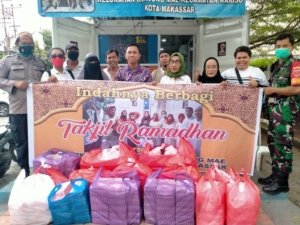 Lurah dan Pj RTRW Kelurahan Kunjungmae Bagi Takjil di Jalan Haji Bau