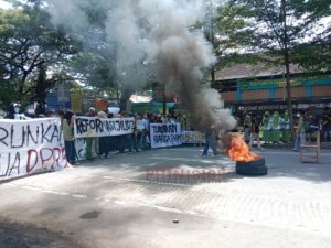 Mahasiswa Unras dan Bakar Ban di Jalan Ratulangi