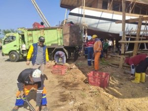 Turunkan Satgas Kebersihan, Sekcam Mariso Pimpin Pembersihan Lokasi HUT Makassar di CPI