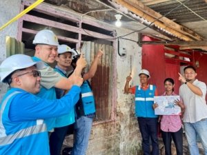 Kado Kemerdekaan RI, Donasi Insan PLN UID Sulselrabar Bantu Nyalakan Sambungan Listrik di 216 Rumah