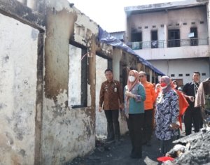 Kunjungi Korban Kebakaran Rappokalling