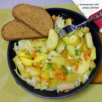 Жаренная картошка с луком и капустой